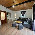Cozy Wooden House Durrës