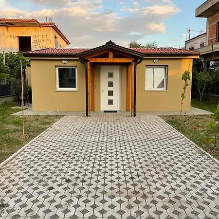 빌라 Cozy Wooden House Durrës