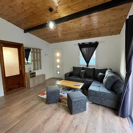 Cozy Wooden House Durrës