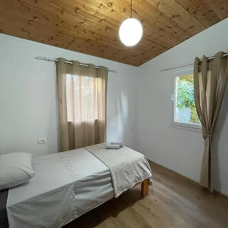 Cozy Wooden House Durrës