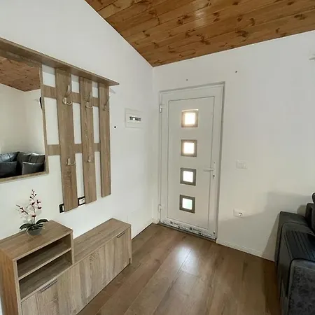 Cozy Wooden House Durrës