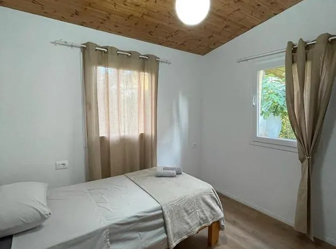 Cozy Wooden House Durrës
