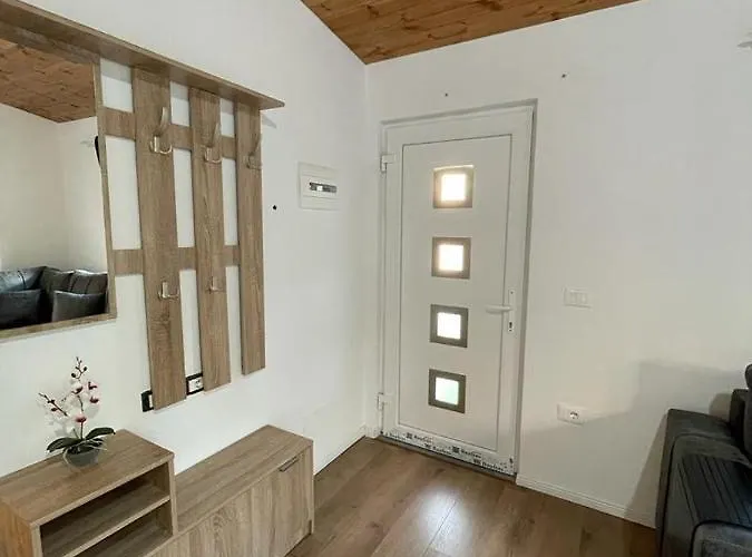 Cozy Wooden House Durrës