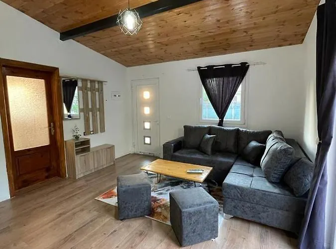 Cozy Wooden House Durrës